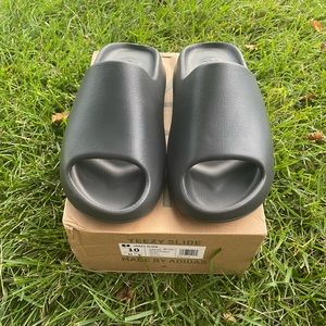 Yeezy Slide Onyx - Size 10